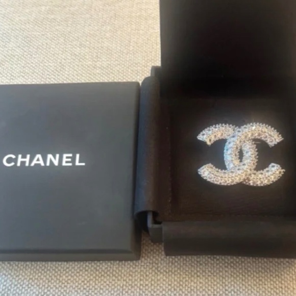 Super Rare Classic Chanel CC Crystal Embellished Silver Tone Pin Mint Condition - Picture 1 of 4